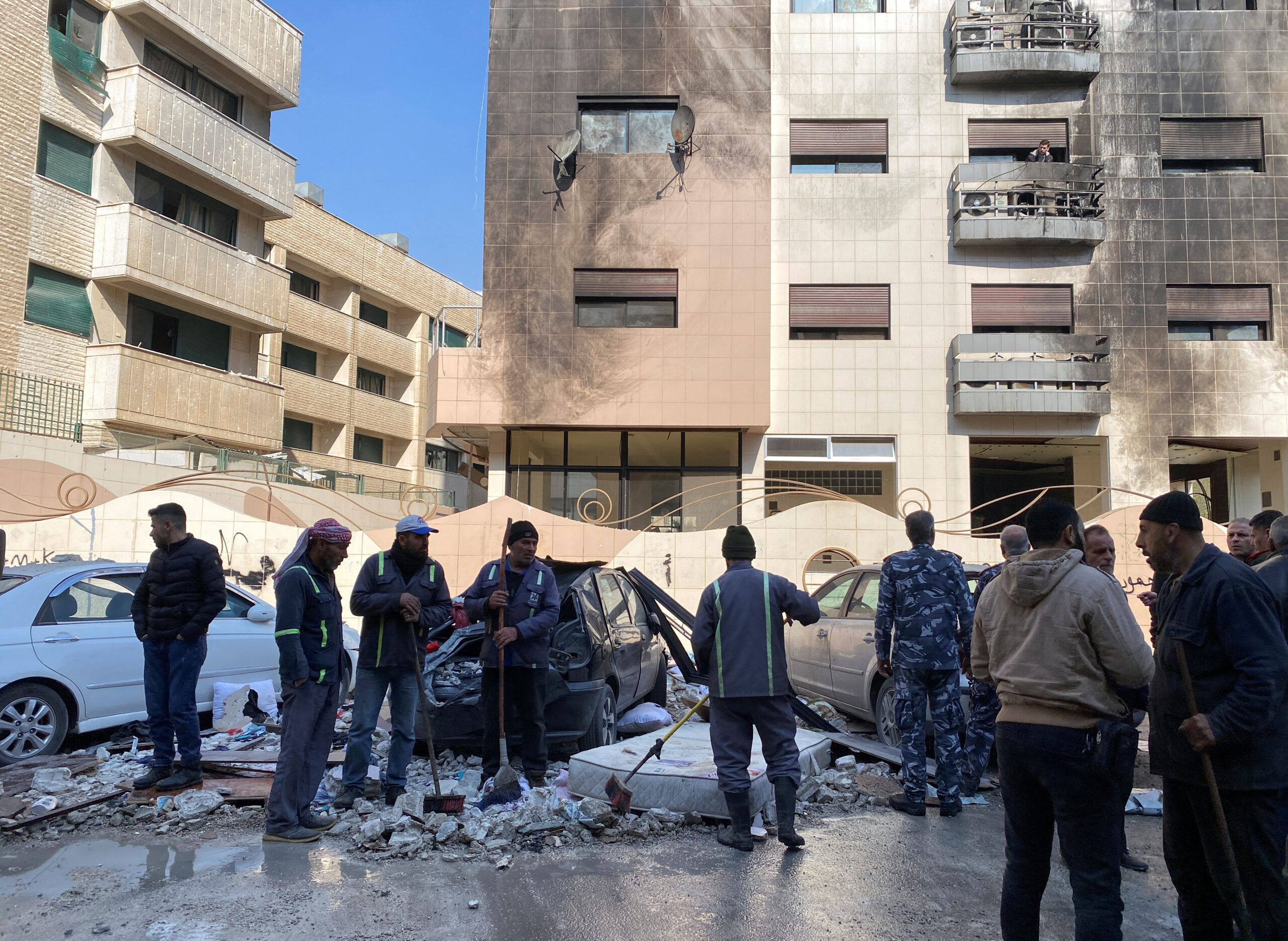 Un bâtiment endommagé après que, selon les médias officiels syriens, plusieurs missiles israéliens ont frappé un immeuble résidentiel dans le district de Kafr Sousa, à Damas, en Syrie. /Photo prise le 21 février 2024/REUTERS/Firas Makdesi