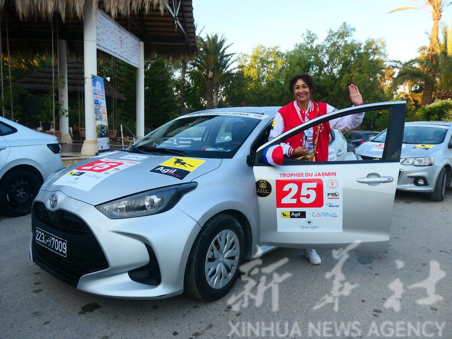 Une conductrice salue avant le départ lors d'un rallye automobile féminin à Korba, en Tunisie, le 19 février 2024. La Tunisie accueille un rallye automobile féminin du 19 au 24 février. (Xinhua)