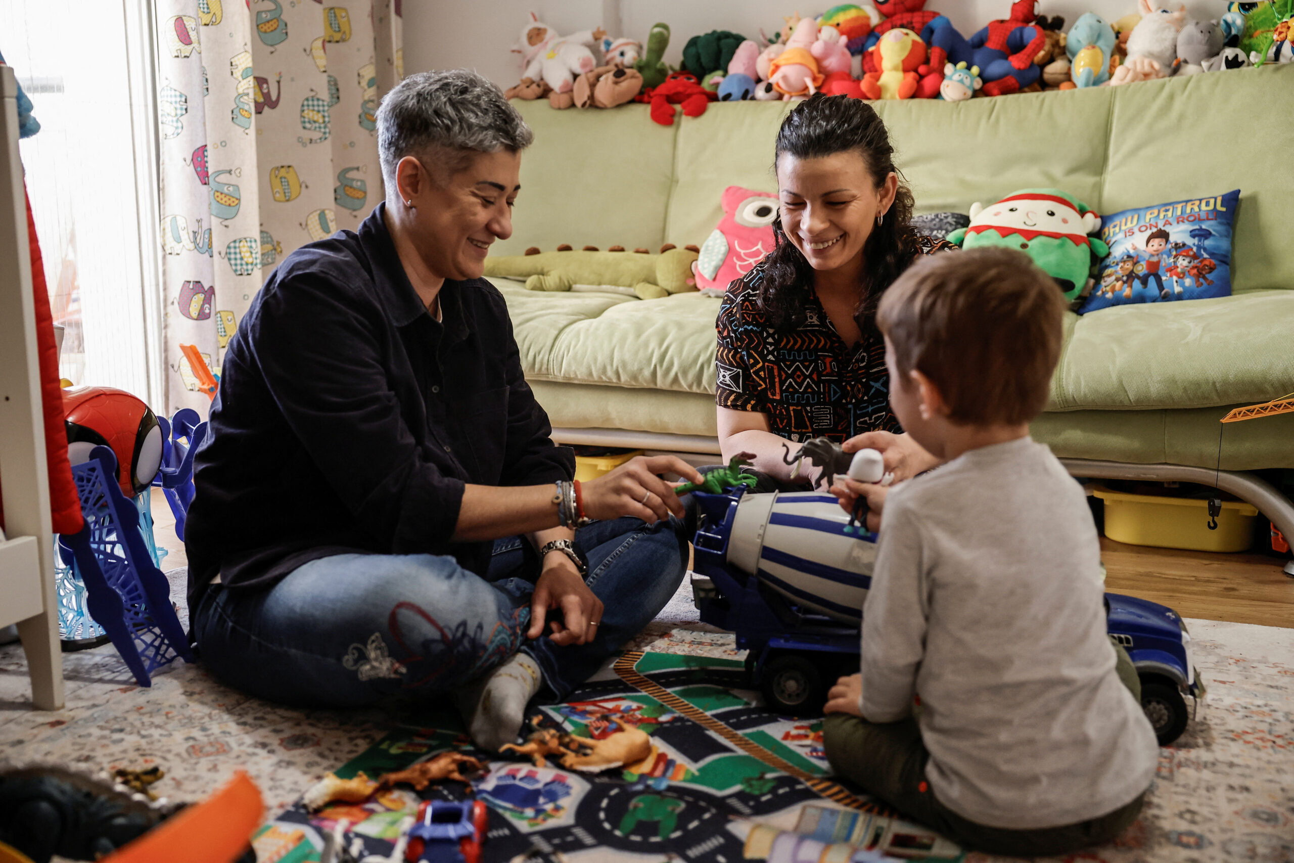 Yolanda Kalantzi et Georgia Ampatzidou jouent avec leur enfant dans leur appartement de Thessalonique, en Grèce. /Photo prise le 27 janvier 2024/REUTERS/Louisa Gouliamaki