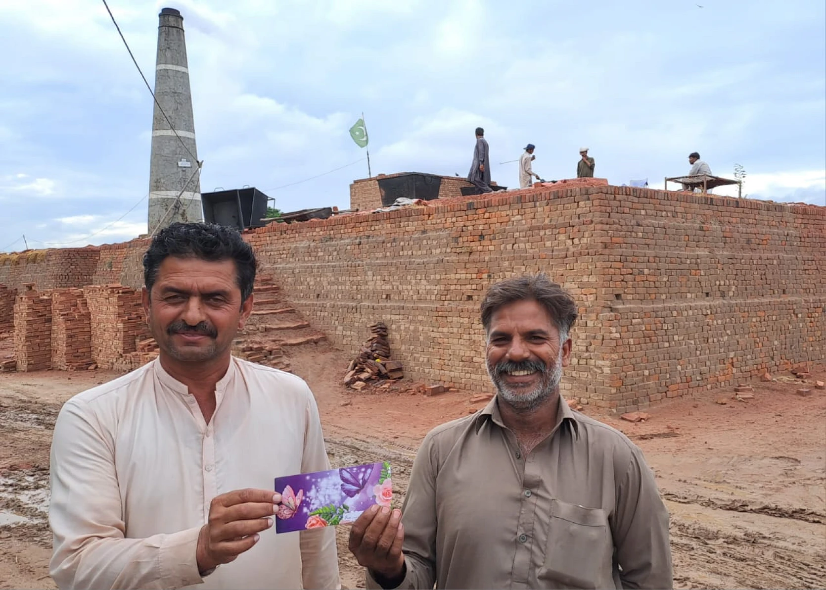 Enfin libre ! Afzal Masih (à droite) remet au propriétaire de la briqueterie l’argent qu’il lui doit. csi