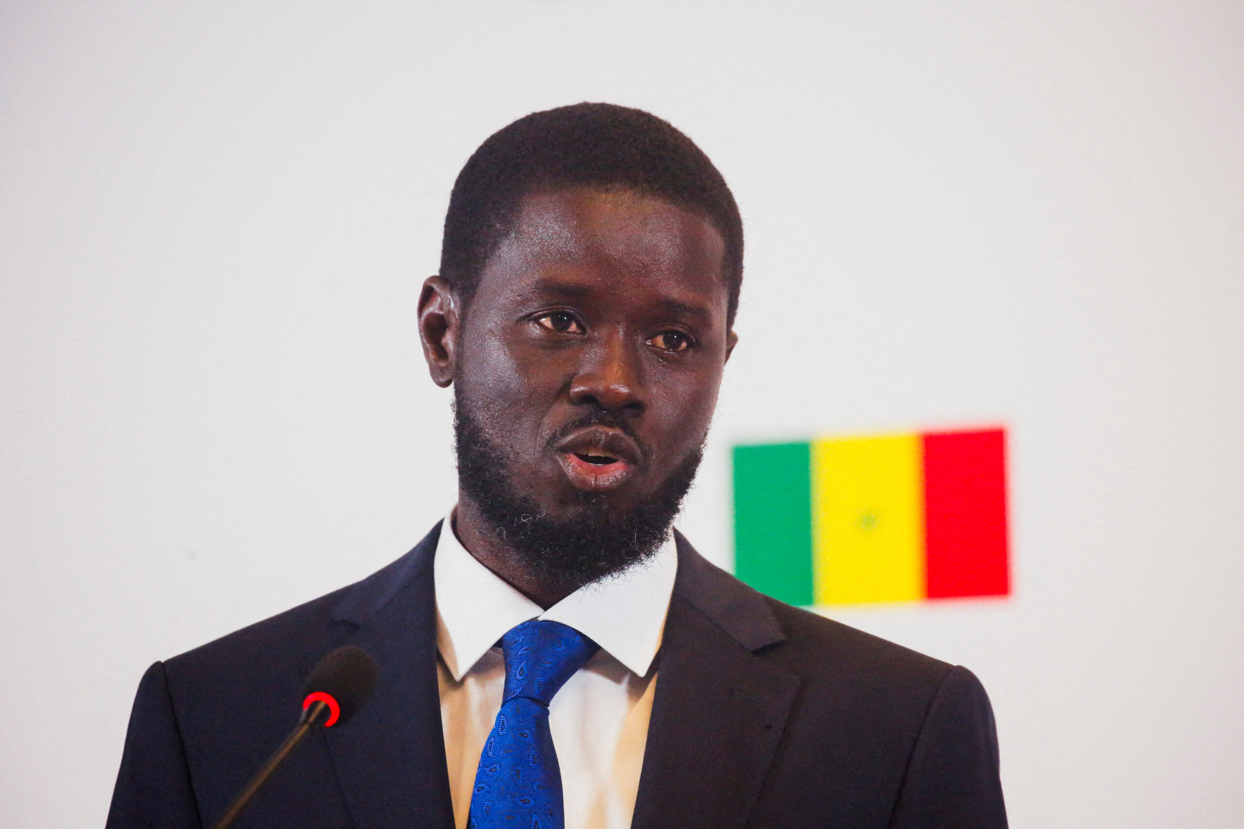 Le président élu du Sénégal, Bassirou Diomaye Faye, s'exprime lors d'une conférence de presse à Dakar, au Sénégal. /Photo prise le 25 mars 2024/REUTERS/ Luc Gnago