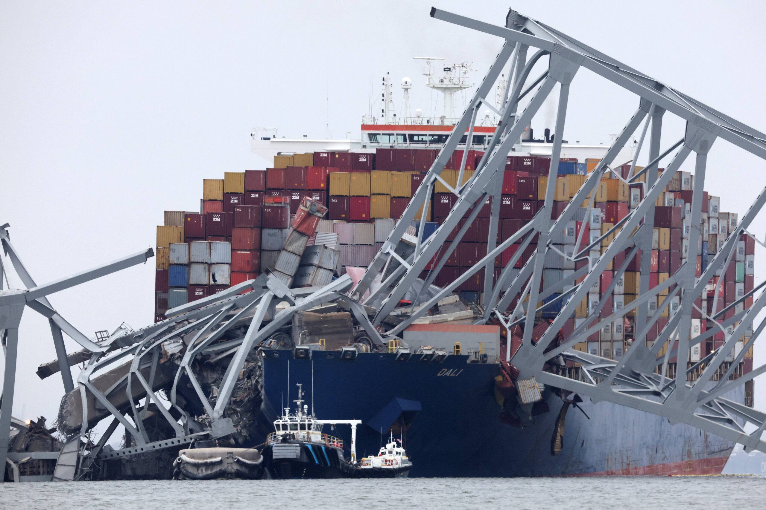 Le cargo Dali qui s'est écrasé sur le pont Francis Scott Key, provoquant son effondrement, à Baltimore, dans le Maryland, aux États-Unis. /Photo prise le 27 mars 2024/REUTERS/Mike Segar