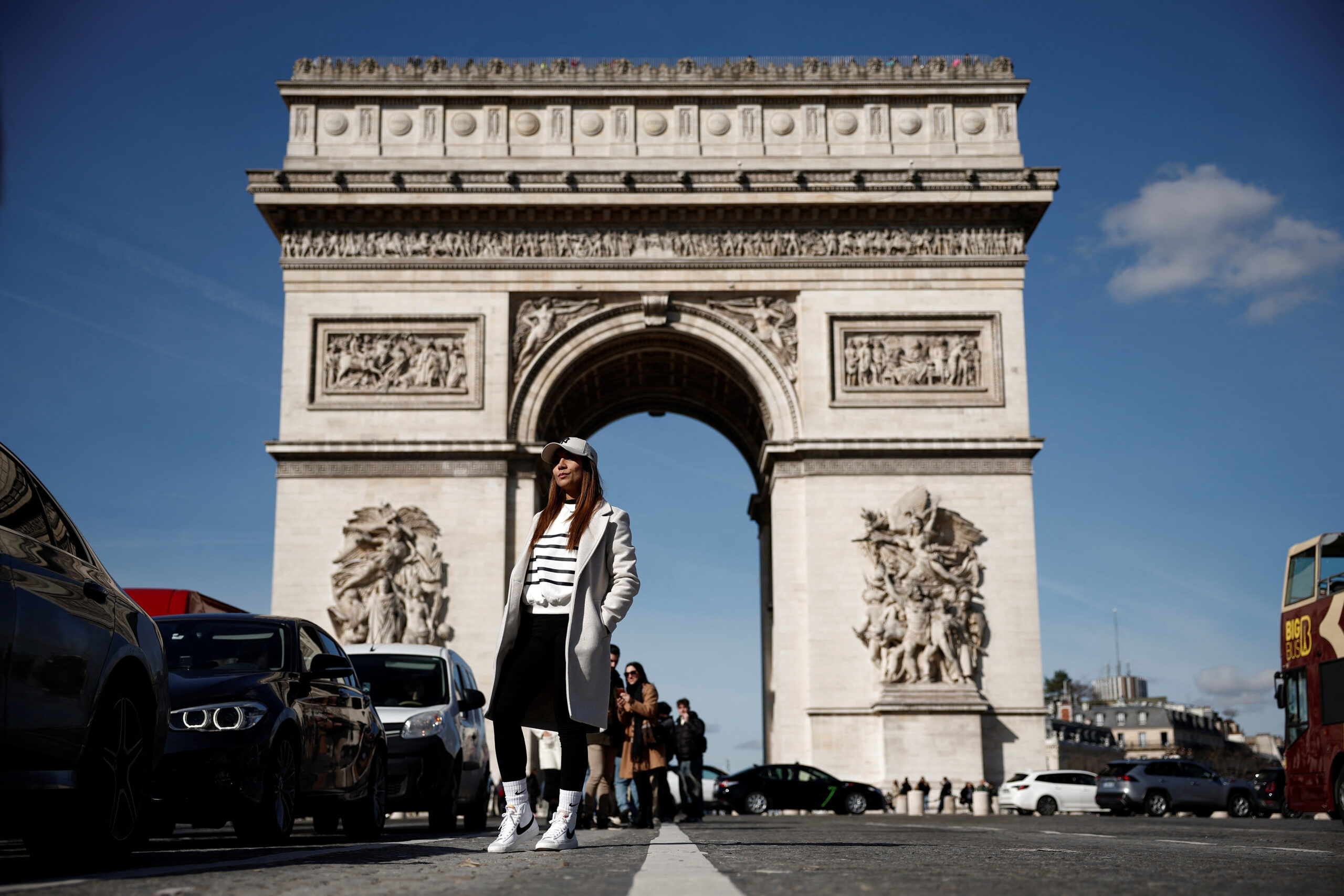 Une touriste posant devant l'Arc de Triomphe à Paris. /Photo prise le 4 mars 2024/REUTERS/Benoit Tessier