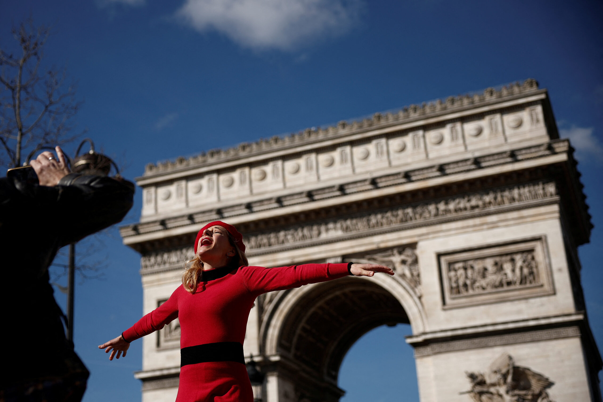 Une touriste pose devant l'Arc de Triomphe à Paris. /Photo prise le 4 mars 2024/REUTERS/Benoit Tessier
