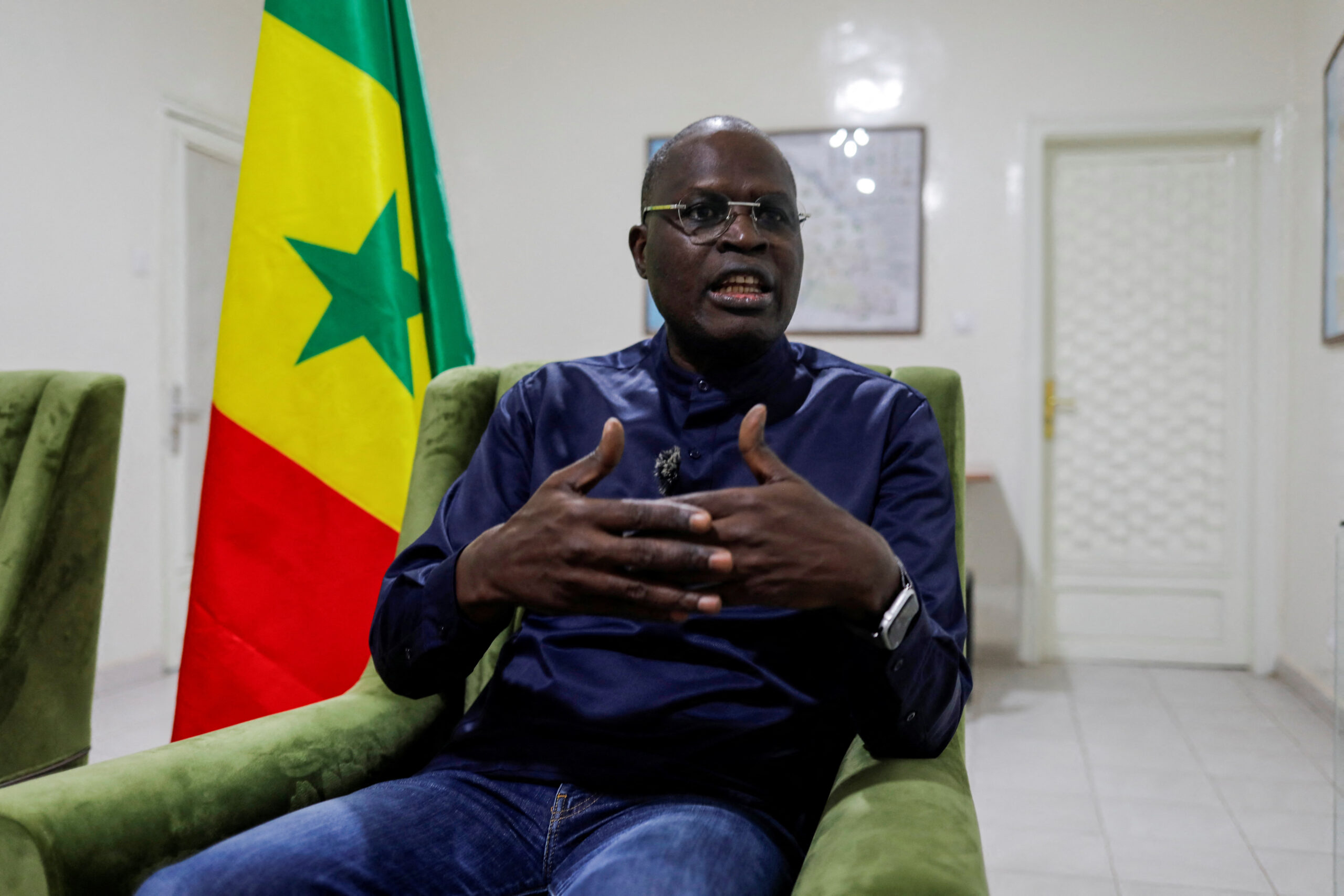 Le candidat à la présidentielle sénégalaise Khalifa Sall lors d'une interview avec Reuters au siège de son parti à Dakar, au Sénégal. /Photo prise le 8 mars 2024/REUTERS/Ngouda Dione