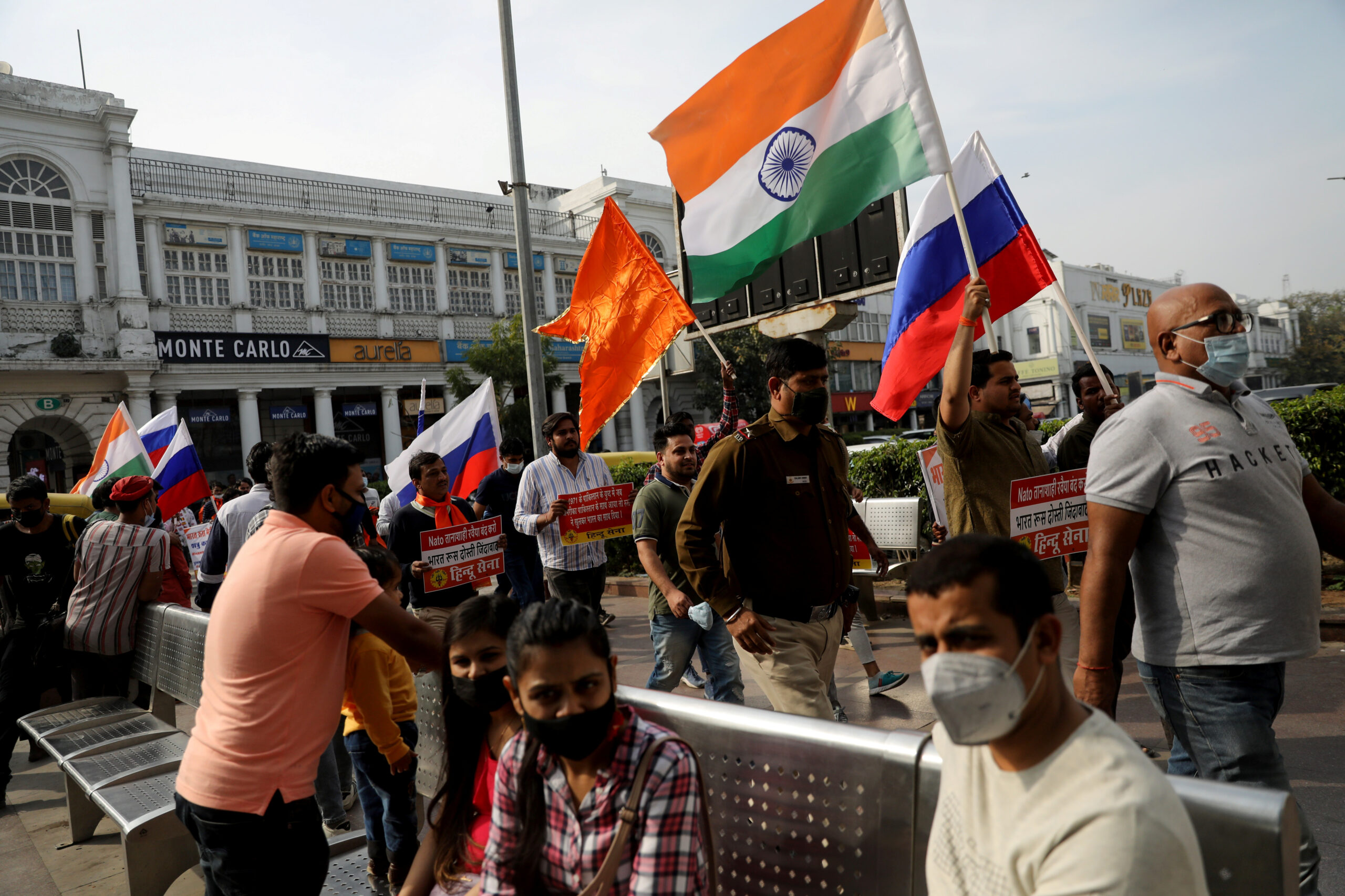 Des activistes indiens participent à une marche de soutien à la Russie, à New Delhi, en Inde. /Photo prise le 6 mars 2022/REUTERS/Anushree Fadnavis