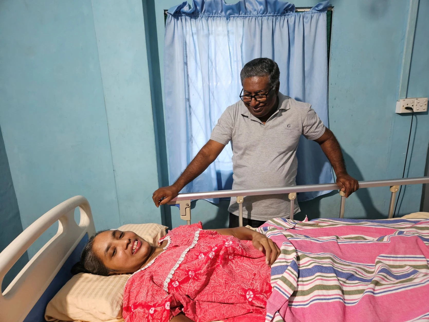 Anulekha sourit un instant. Son mari Cheliyan s’occupe avec amour de sa femme, invalide depuis l’attentat il y a cinq ans. csi