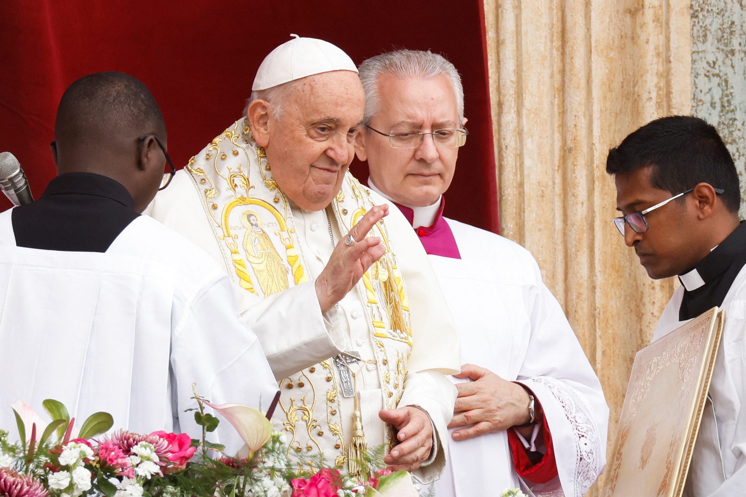 Le pape François fait un geste depuis le balcon de la place Saint-Pierre, le dimanche de Pâques, au Vatican, le 31 mars 2024/REUTERS/Remo Casilli