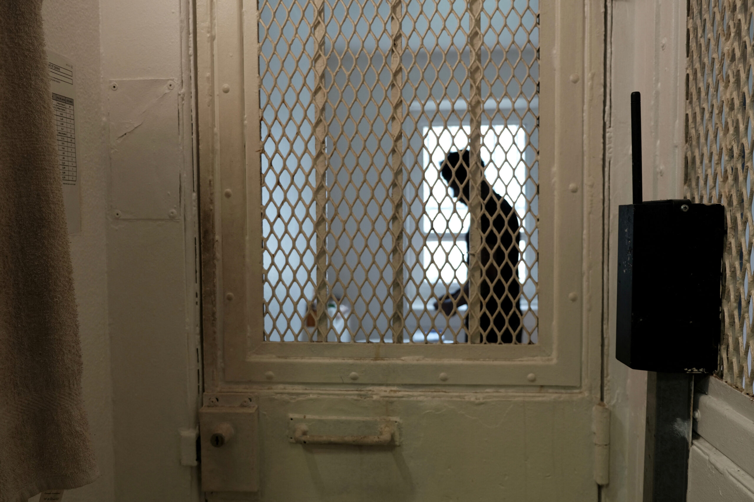Un détenu se trouve dans une cellule du centre de détention de Villepinte, près de Paris. /Photo prise le 8 avril 2024/REUTERS/Layli Foroudi