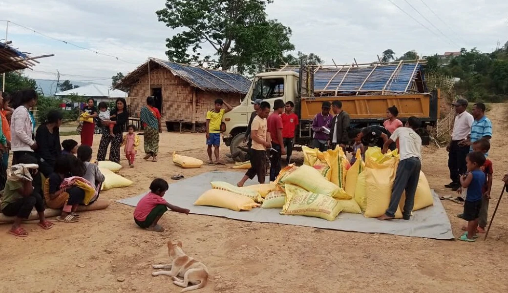 De plus en plus de réfugiés du Myanmar se cachent dans la zone frontalière thaïlandaise et indienne. CSI soutient la distribution de nourriture. csi