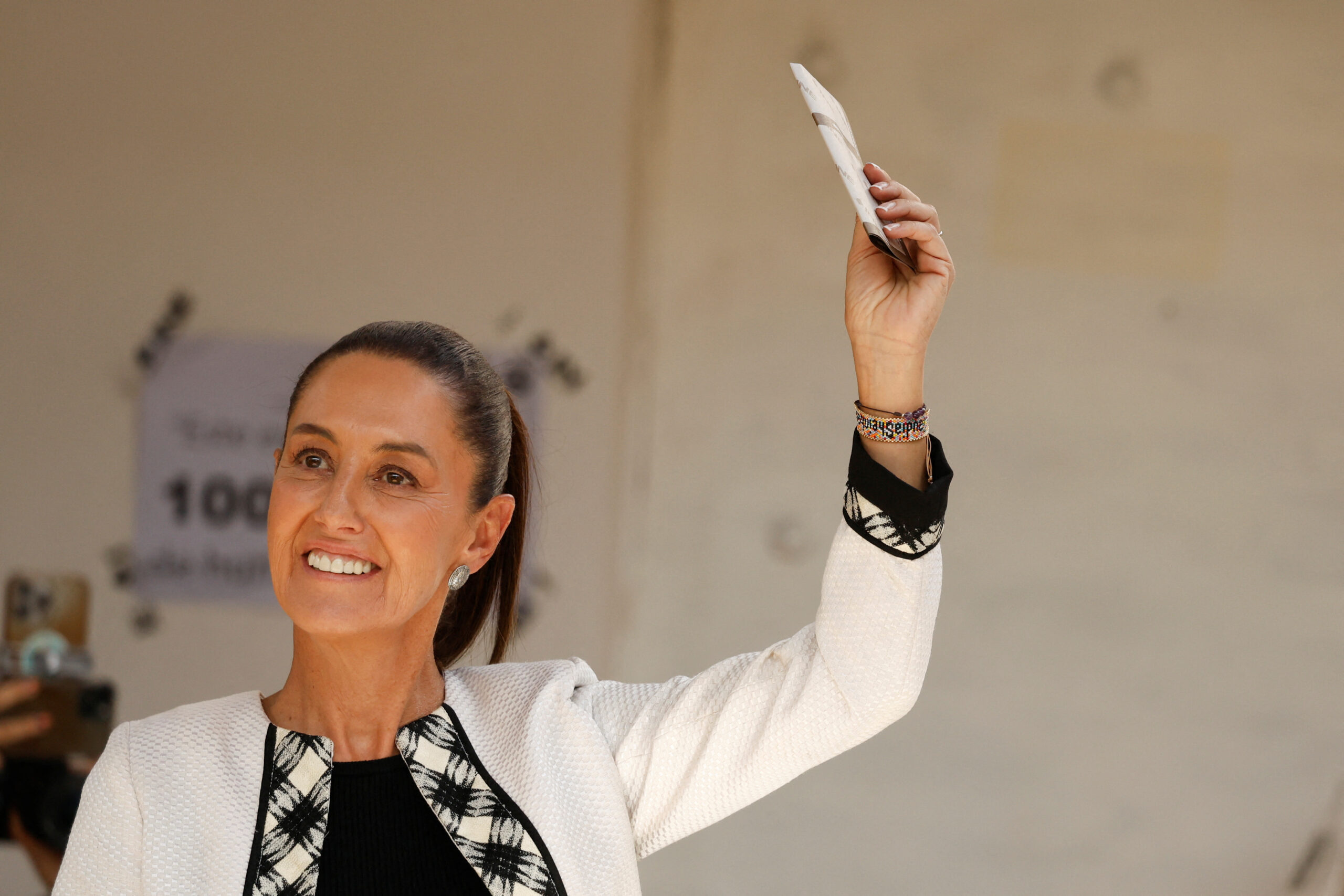 Claudia Sheinbaum, candidate à la présidence du parti au pouvoir MORENA, dans un bureau de vote lors des élections générales, à Mexico City, Mexique. /Photo prise le 2 juin 2024/REUTERS/Daniel Becerril