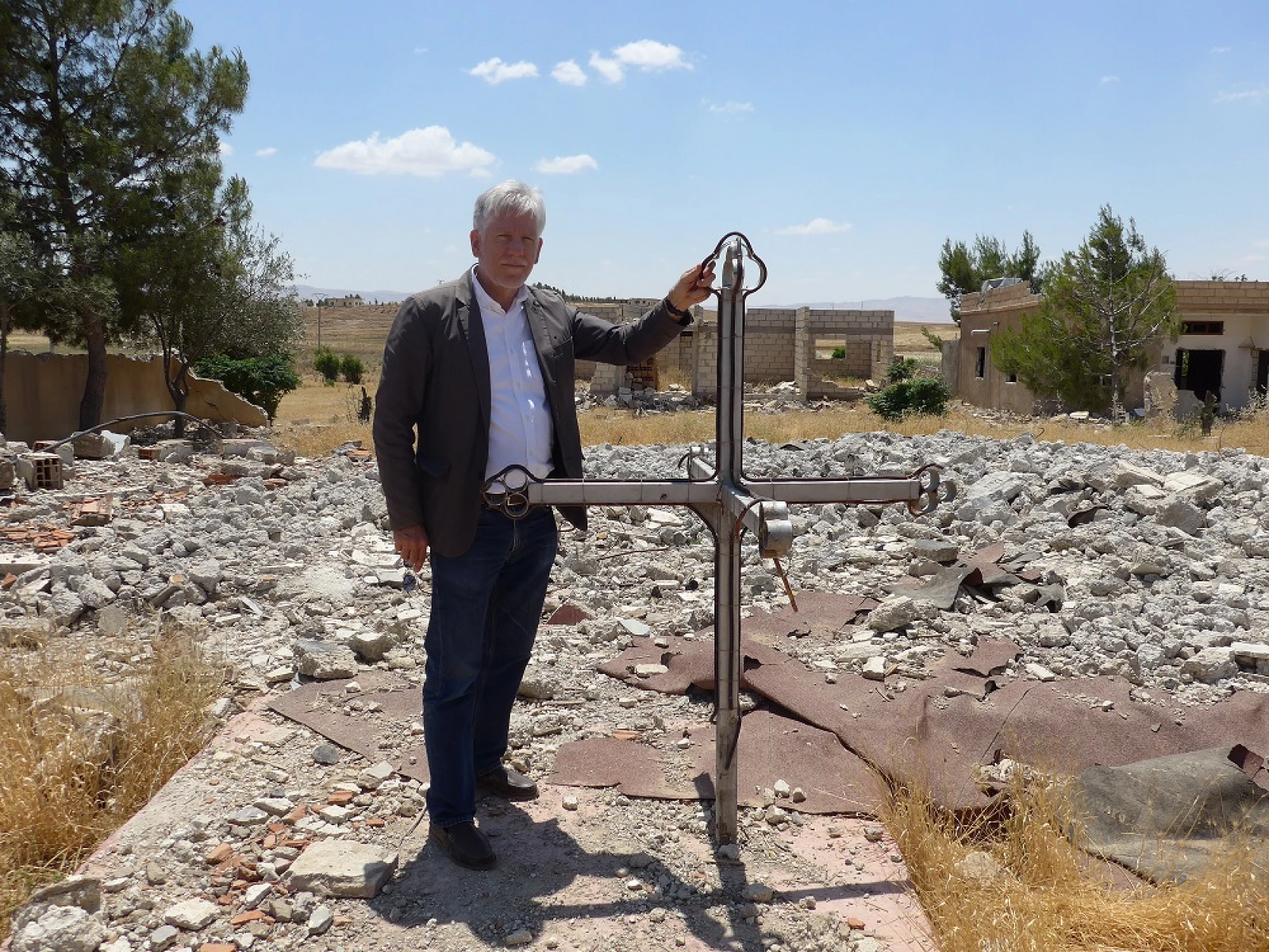 Depuis la Méditerranée jusqu’en Irak, une immense région a été nettoyée religieusement. De nombreuses églises ont été profanées ou détruites, comme ici dans un petit village au bord de la rivière Khabour, au nord-est de la Syrie. (csi)