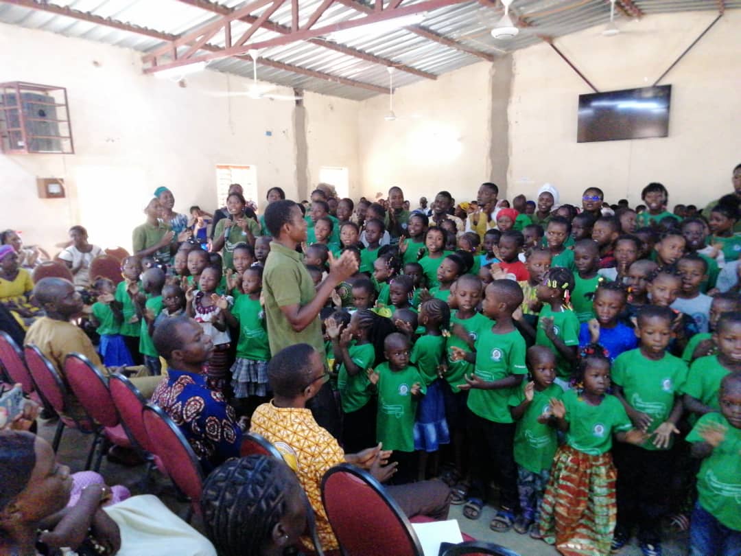 Prestation de chant des tout petits enfants.