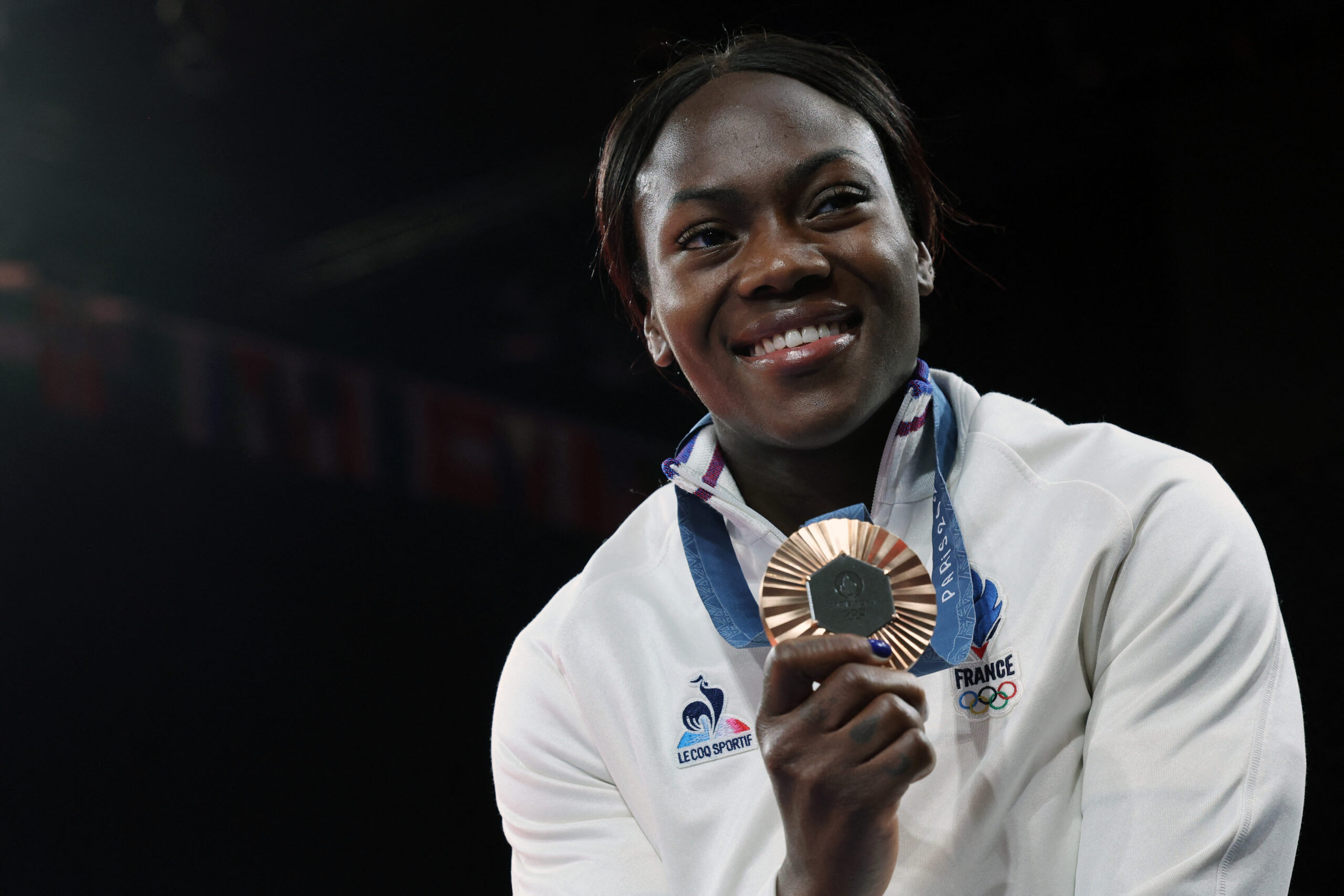 Clarisse Agbegnenou célèbre sa médaille de bronze en Judo aux Jeux Olympiques de Paris 2024 dans l'Arena du Champ-de-Mars, Paris, France. /Photo prise le 30 juillet 2024/REUTERS/Kim Kyung-Hoon