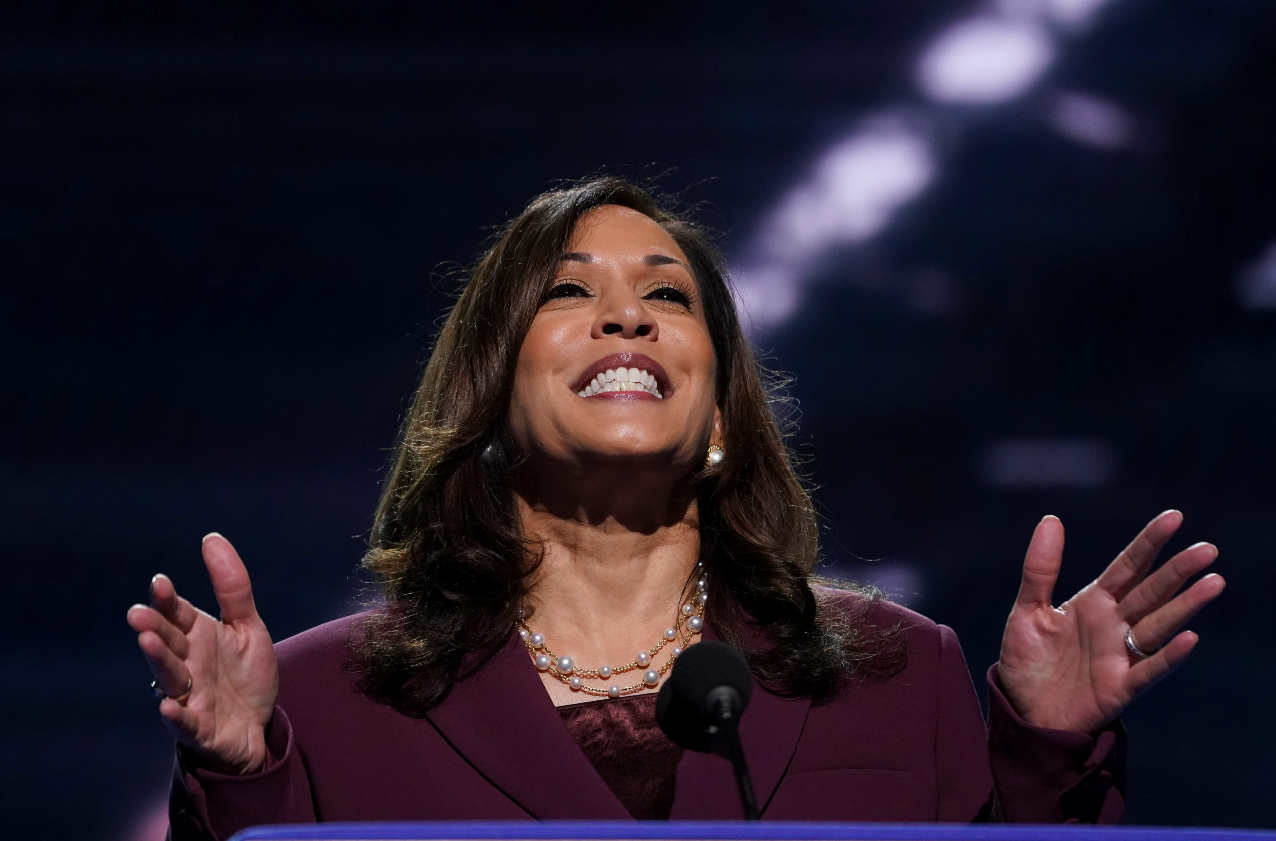 Kamala Harris, qui a formellement accepté mercredi lors de la convention nationale du Parti démocrate sa nomination comme colistière de Joe Biden, a appelé les Américains à élire l'ancien vice-président et a accusé Donald Trump de défaillances ayant coûté des vies durant la crise sanitaire du coronavirus. /Photo prise le 19 août 2020/REUTERS/Kevin Lamarque