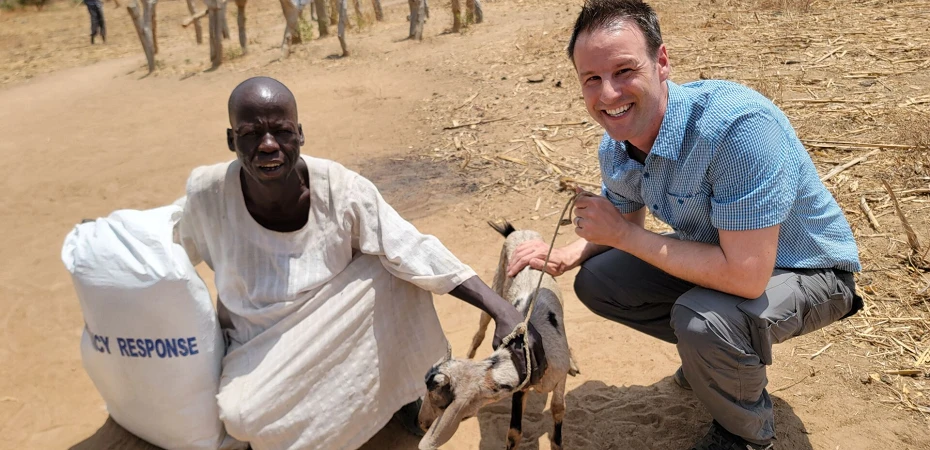 Quand il était enfant, Nhial Malong vivait heureux avec sa famille dans le village sud-soudanais de Marialbai, menant paître leur petit troupeau de vaches et de chèvres.