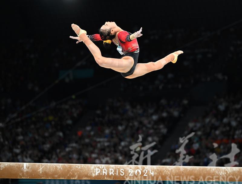 La Chinoise Qiu Qiyuan participe à l'épreuve de poutre du match de qualification de gymnastique artistique féminine lors des Jeux Olympiques de Paris 2024 à Bercy Arena à Paris, en France, le 28 juillet 2024. (Xinhua/Cheng Min)