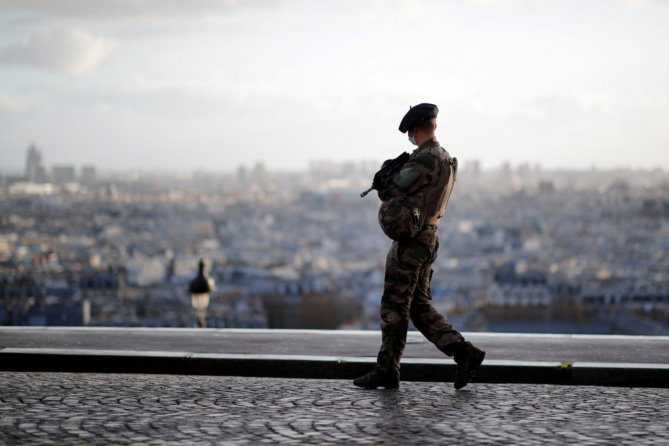 Un soldat français de l'opération de sécurité Sentinelle patrouille dans les rues de Paris, France. /Photo prise le 19 novembre 2020/REUTERS/Benoit Tessier
