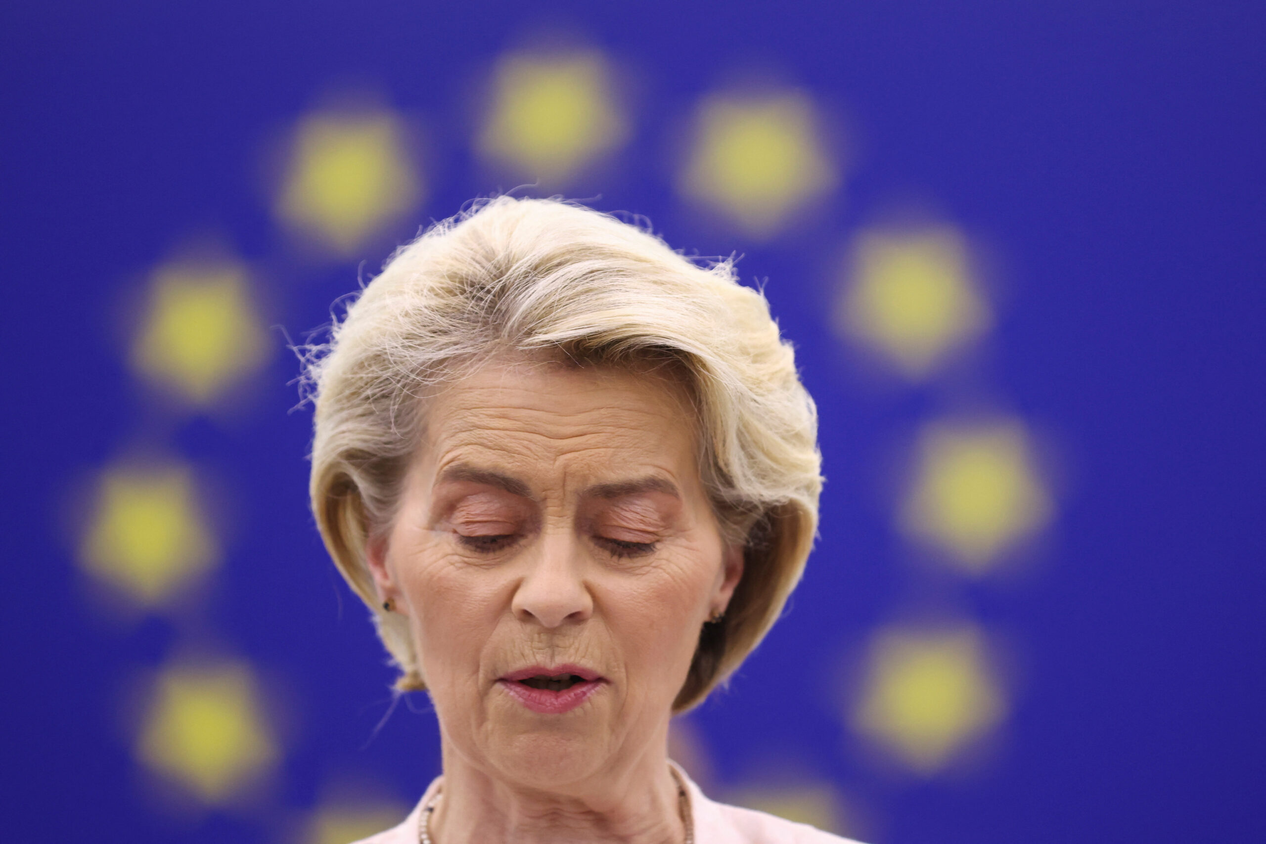 Ursula von der Leyen s'adresse aux législateurs avant le vote pour choisir le prochain président de la Commission européenne. /Photo prise le 18 juillet 2024/REUTERS/Johanna Geron