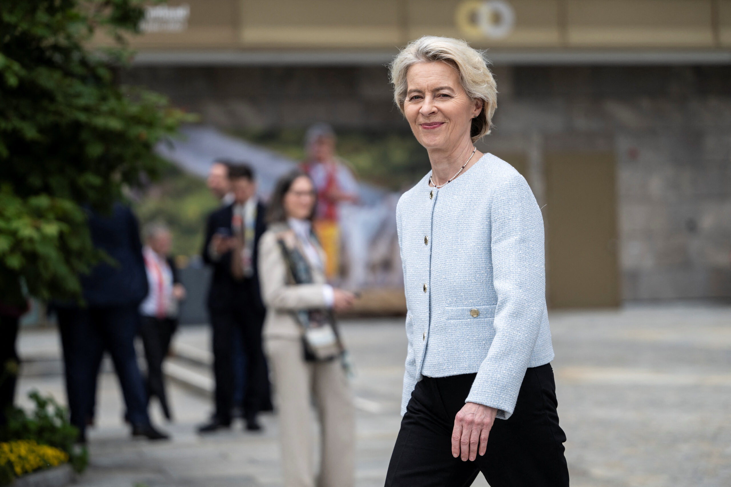 La présidente de la Commission européenne Ursula von der Leyen se rend à une conférence de presse à Stansstad, près de Lucerne, en Suisse. /Photo prise le 16 juin 2024/REUTERS/Alessandro della Valle