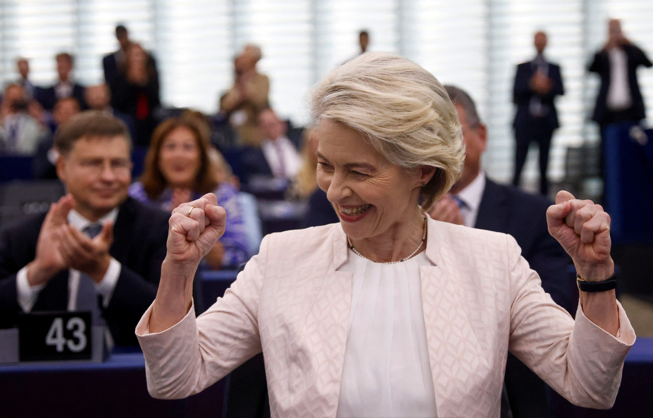 Ursula von der Leyen réagit après avoir été choisie pour un second mandat en tant que Présidente de la Commission européenne, au Parlement européen à Strasbourg, en France. /Photo prise le 18 juillet 2024/REUTERS/Johanna Geron