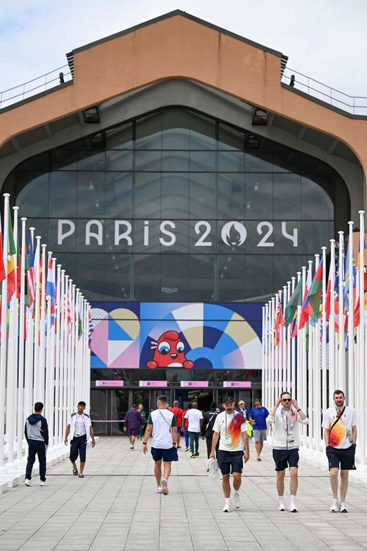 Des personnes devant le réfectoire du Village olympique avant les Jeux olympiques de Paris 2024 à Paris, en France, le 23 juillet 2024. (Xinhua/Hu Huhu)