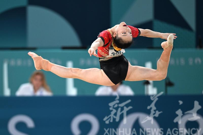 La Chinoise Zhang Yihan participe à l'épreuve d'exercices au sol du match de qualification de gymnastique artistique féminine lors des Jeux Olympiques de Paris 2024 à Bercy Arena à Paris, en France, le 28 juillet 2024. (Xinhua/Cheng Min)