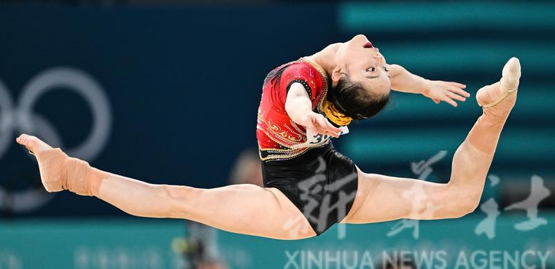 La Chinoise Zhang Yihan participe à l'épreuve d'exercices au sol du match de qualification de gymnastique artistique féminine lors des Jeux Olympiques de Paris 2024 à Bercy Arena à Paris, en France, le 28 juillet 2024. (Xinhua/Cheng Min)