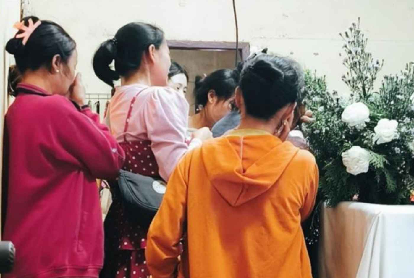 Photo: Famille et amis participants à la veillée funèbre du pasteur Thongkham assassiné au Laos