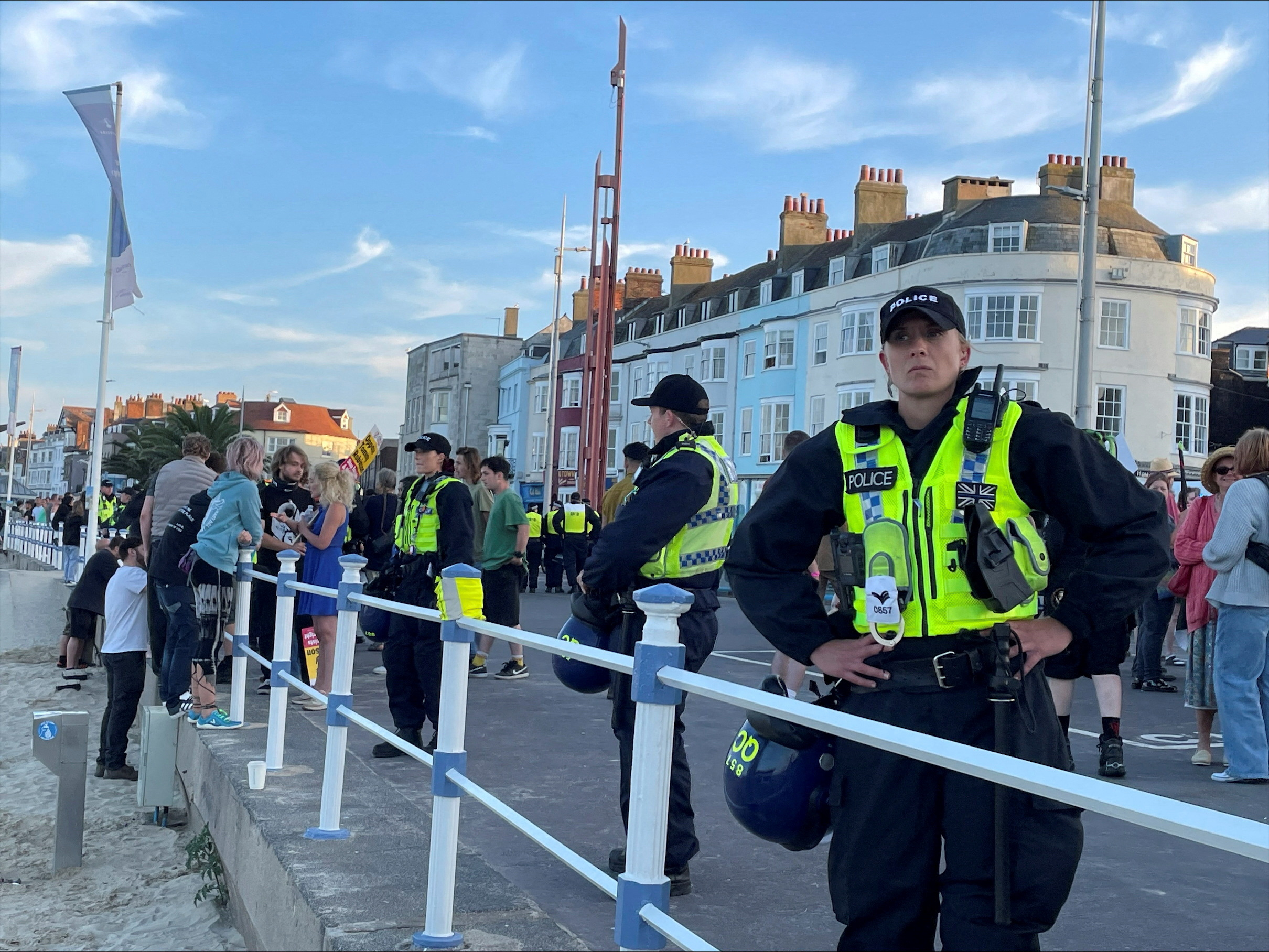 Patrouille de police suite à une manifestation anti-immigration à Weymouth, en Grande-Bretagne. /Photo prise le 4 août 2024/REUTERS/Josephine Mason