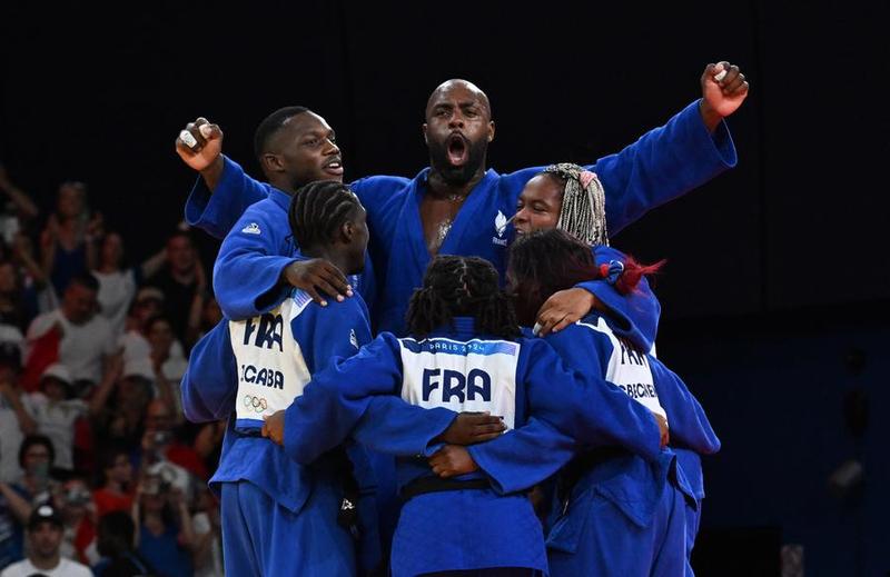 Photo prise le 3 août 2024 montrant les athlètes de France fêtant la victoire après la finale de la compétition par équipe mixte de judo entre la France et le Japon lors des Jeux olympiques de Paris 2024 à Paris, en France. (Xinhua/Li An)