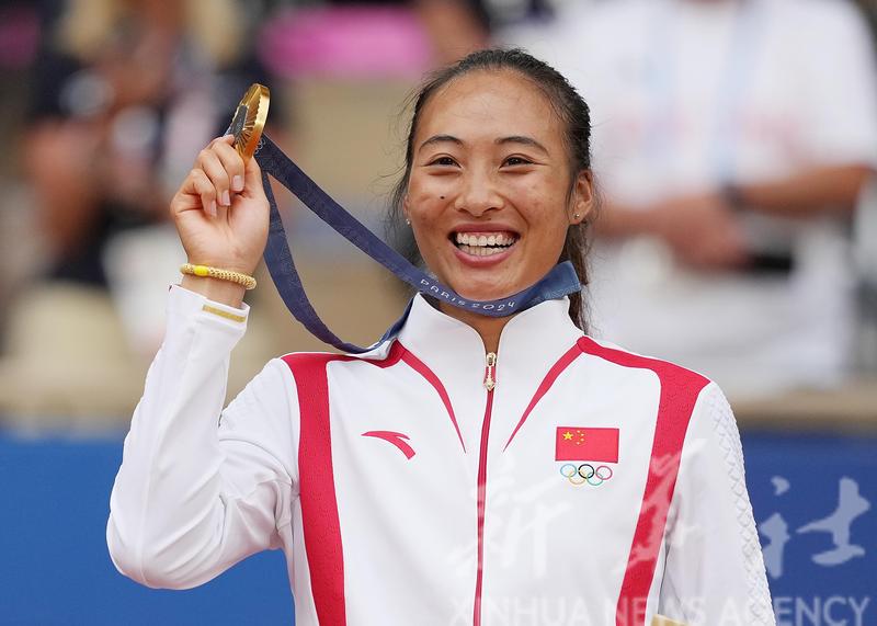 La médaillée d'or chinoise Zheng Qinwen assiste à la cérémonie de victoire en simple féminin de tennis aux Jeux olympiques de Paris 2024, à Paris, en France, le 3 août 2024. (Xinhua/Wan Xiang)