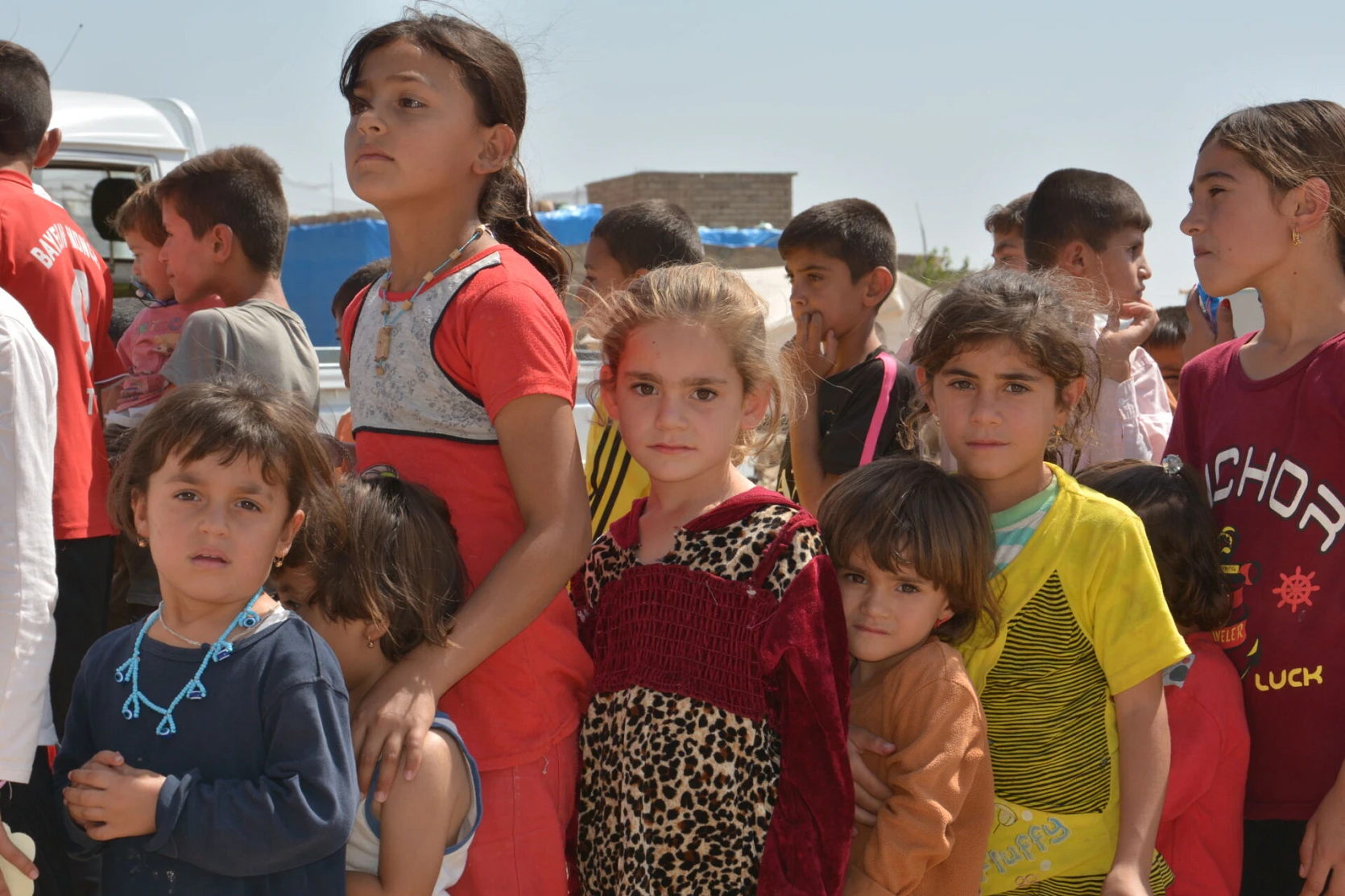 Des enfants yézidis lors d’une distribution de vestes d’hiver par CSI et Hammurabi. Les yézidis ont particulièrement souffert de la terreur de l’EI. csi