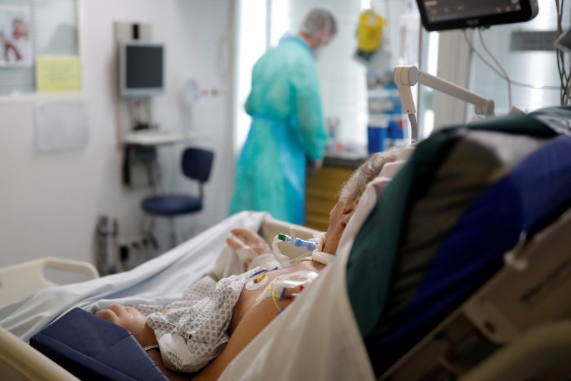 CORONAVIRUS: LES HOSPITALISATIONS EN LÉGÈRE BAISSE EN FRANCE