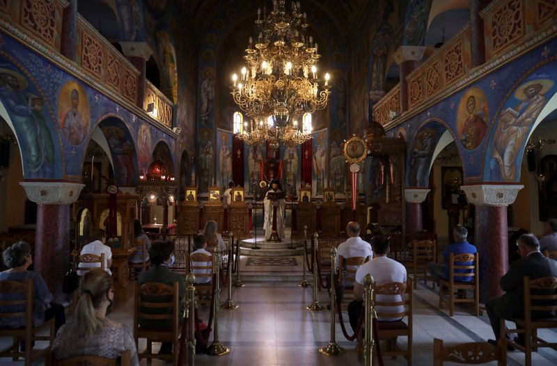 Après des semaines de confinement, les Grecs retrouvent les églises