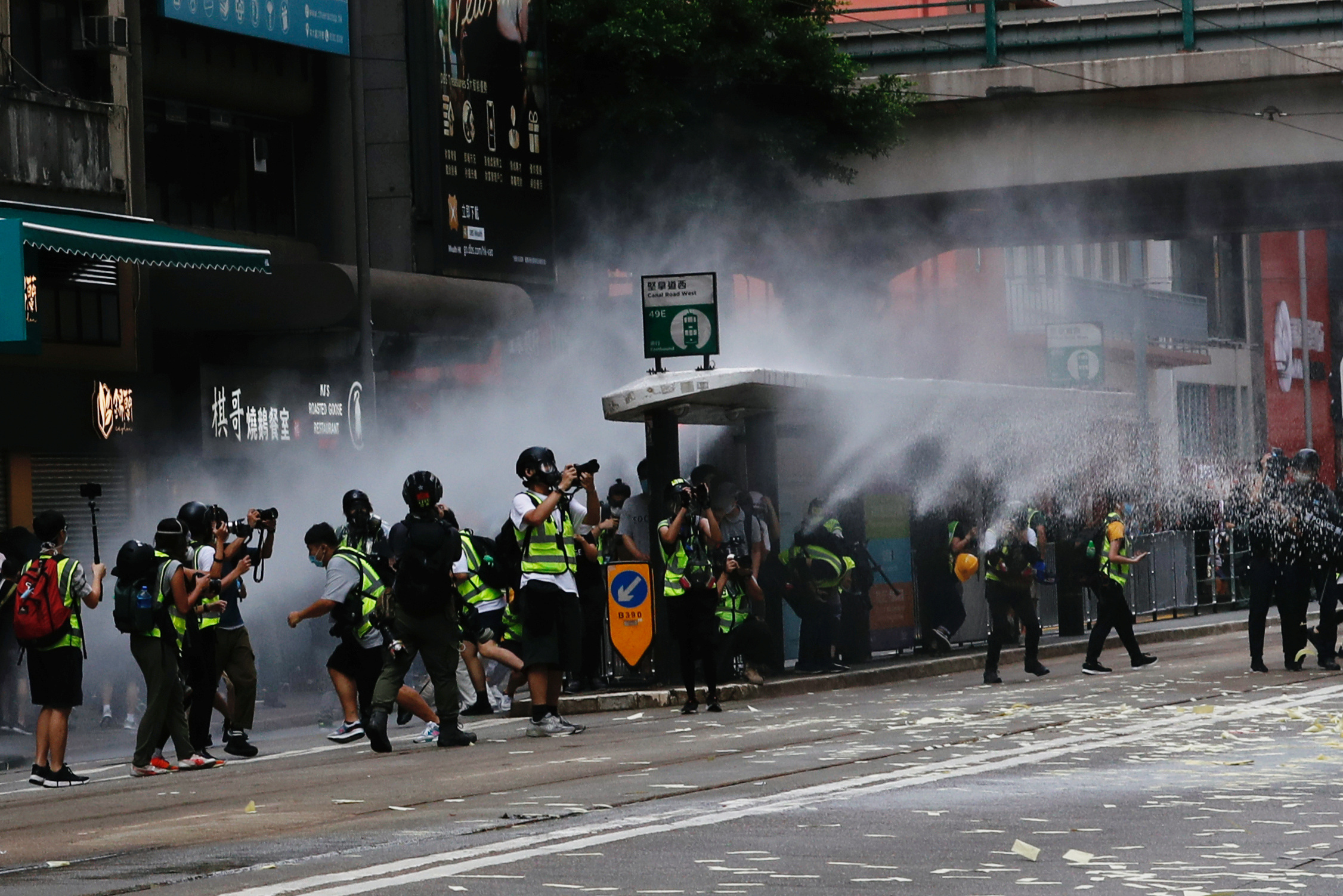 Au lendemain de l'adoption d'une loi contestée, la police disperse des manifestants à Hong Kong