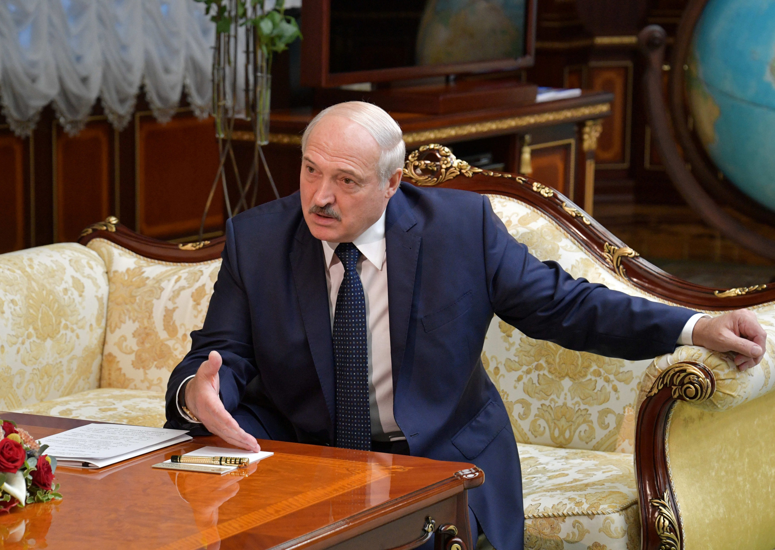 Biélorussie: Loukachenko dit avoir demandé des armes à Poutine