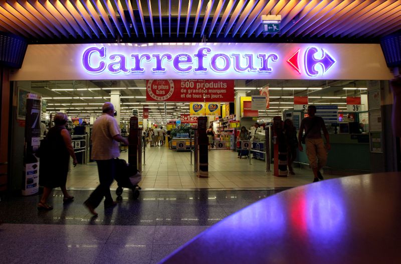 Carrefour prévoit de recruter 15.000 jeunes de la "génération COVID" en France