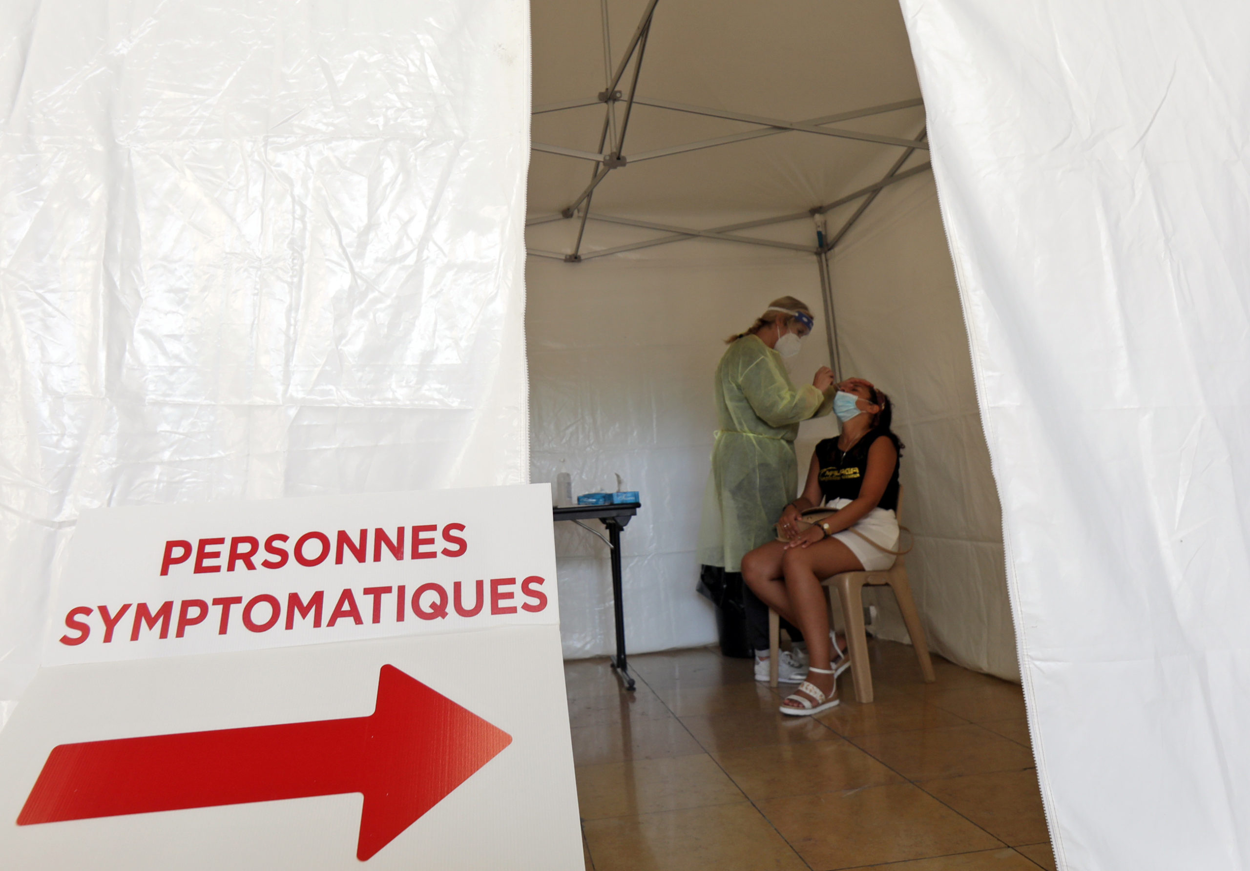 Coronavirus: Le bilan quotidien des cas en hausse en France sur une semaine