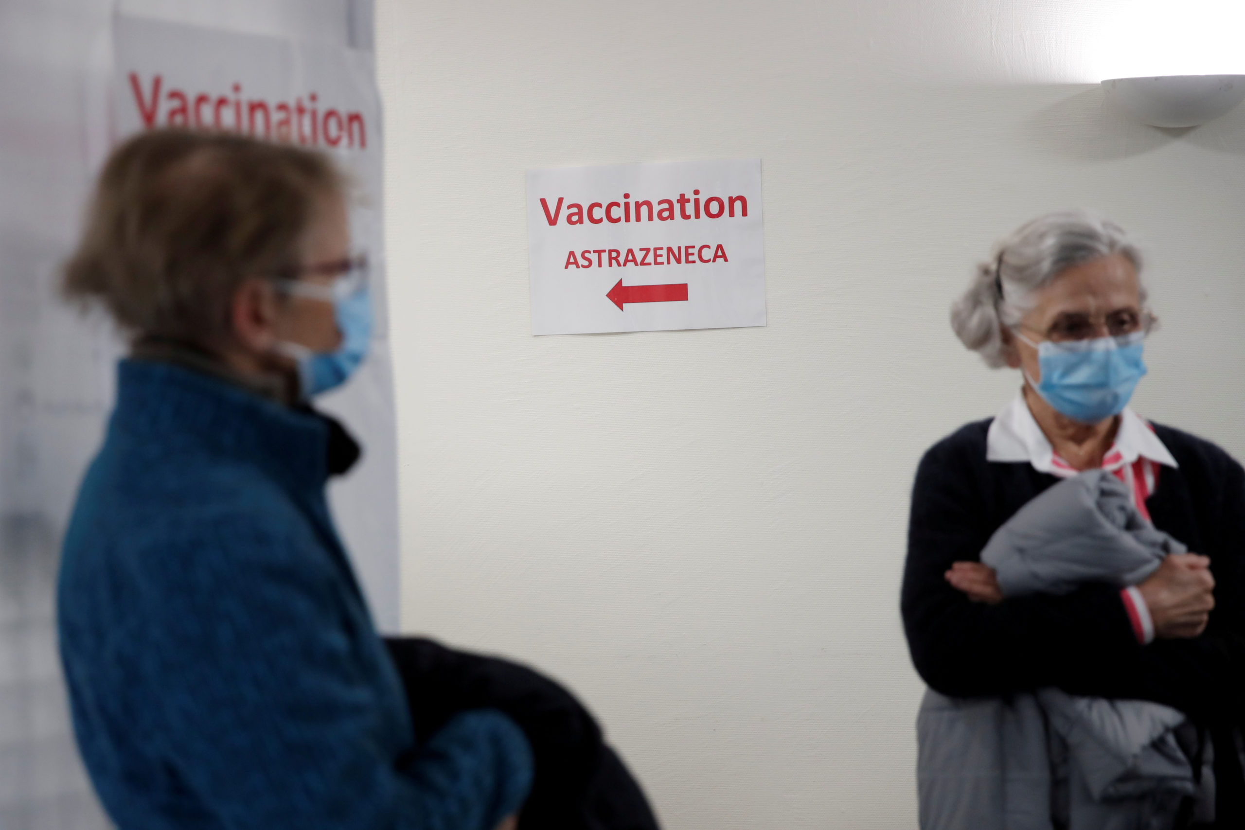 Coronavirus: Pas lieu de suspendre la vaccination par AstraZeneca en France, dit Véran