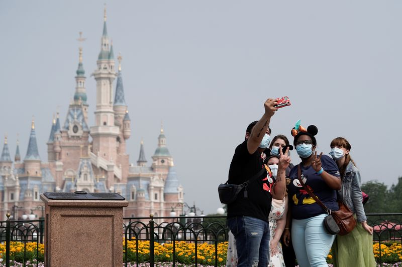 Coronavirus: Réouverture sous haute sécurité de Disneyland à Shanghai