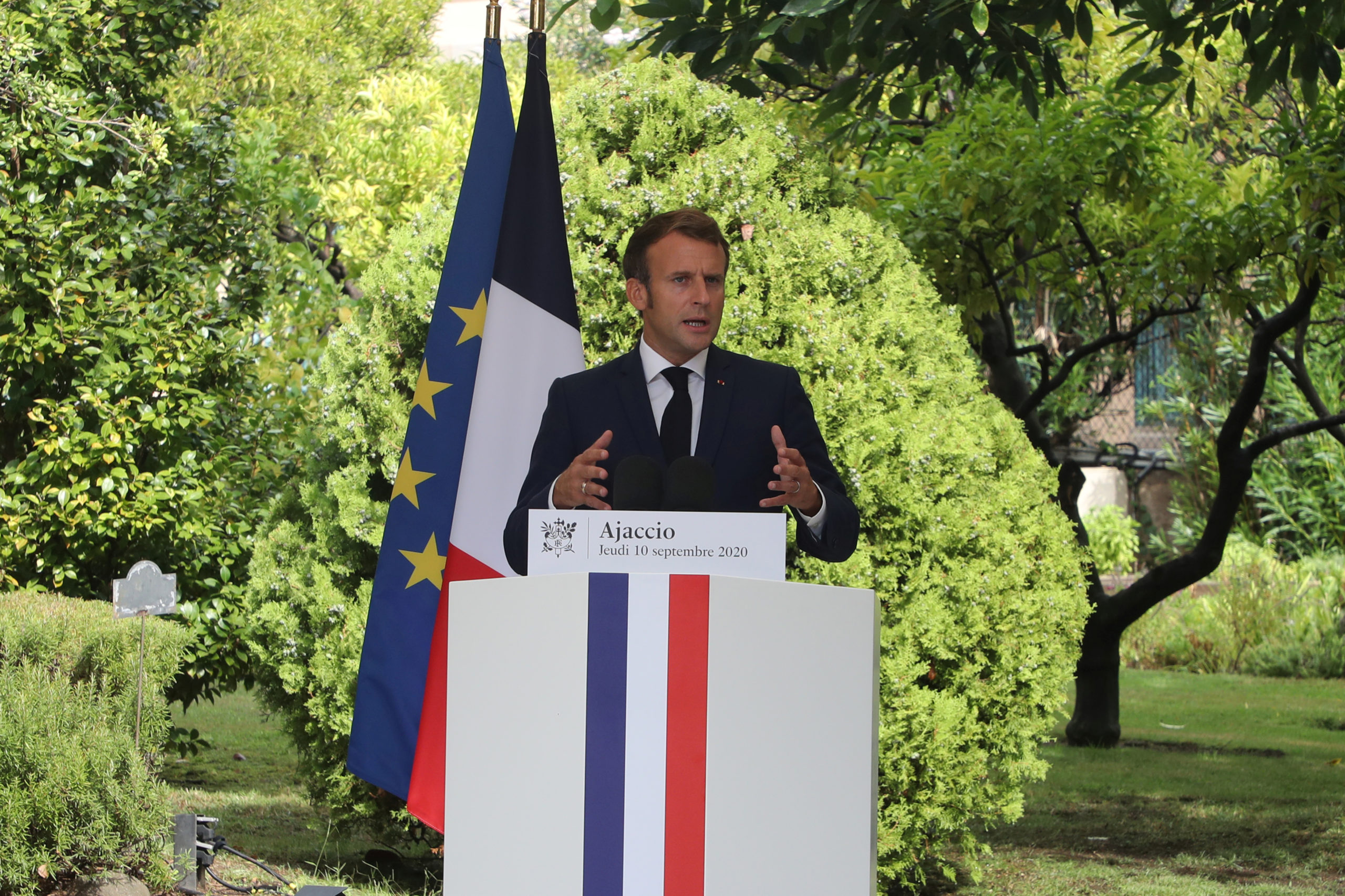 Covid-19: Emmanuel Macron veut donner de la visibilité sans céder à la panique