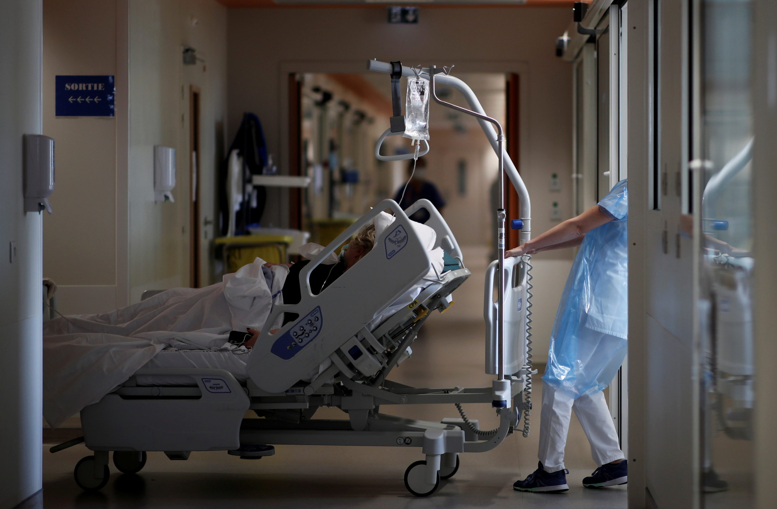 Covid-19: La décrue se poursuit dans les hôpitaux en France
