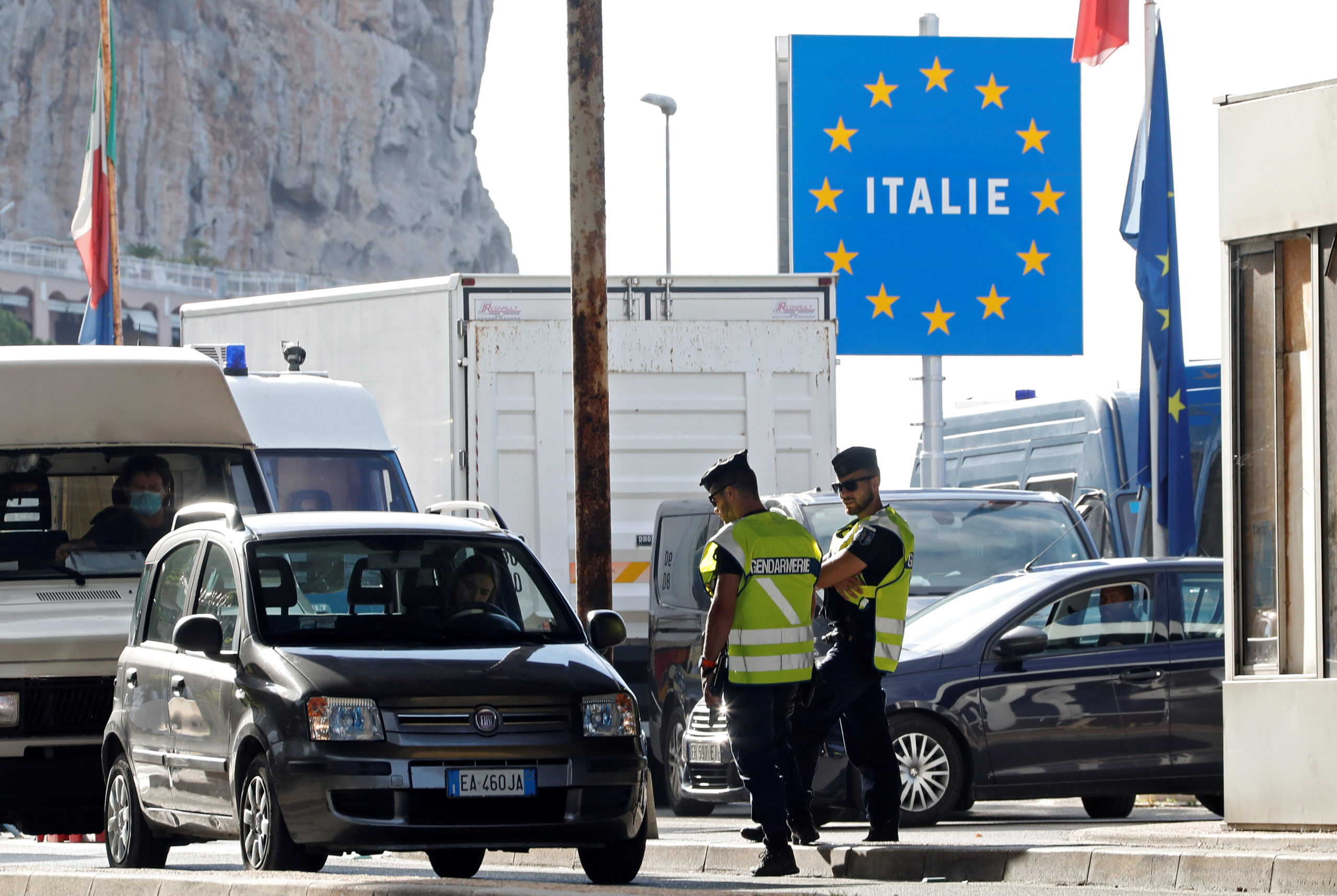 Début de réouverture en ordre dispersé des frontières en Europe