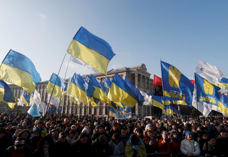 Des milliers d'Ukrainiens appellent Zelenski à ne pas capituler face à Poutine