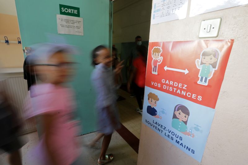 France: Les écoles restent ouvertes, protocole sanitaire renforcé, annonce Castex