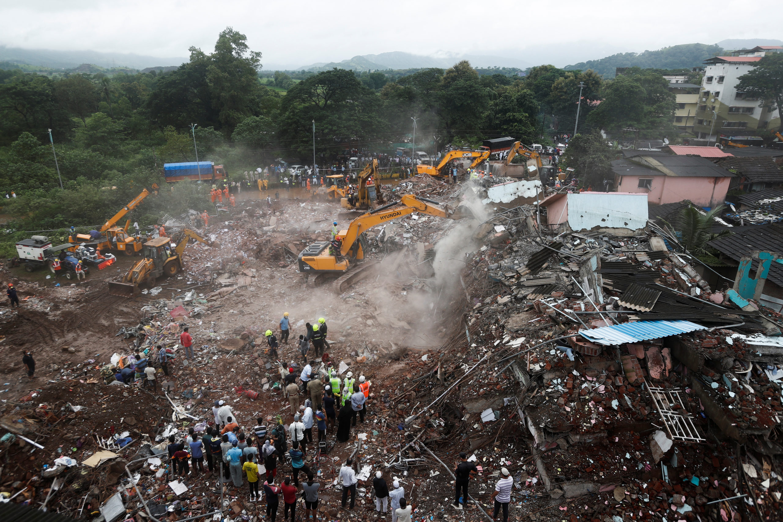 Inde: Plus de 60 rescapés sortis des décombres d'un immeuble