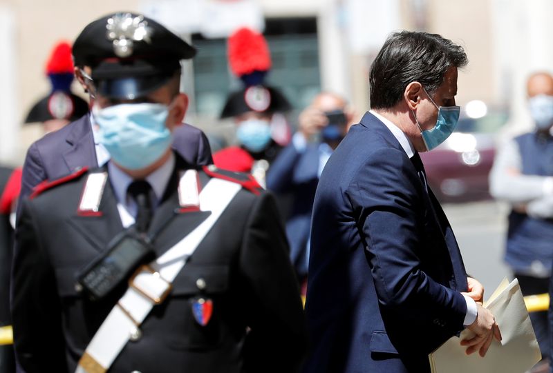 Italie: Conte s'excuse pour le retard des aides sociales