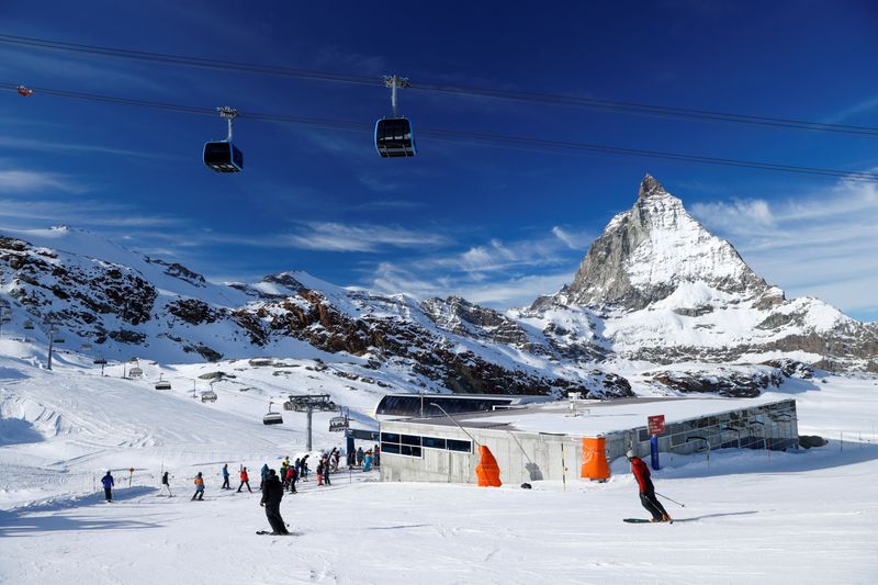 Jean Castex annonce des contrôles aux frontières pour dissuader d'aller skier à l'étranger