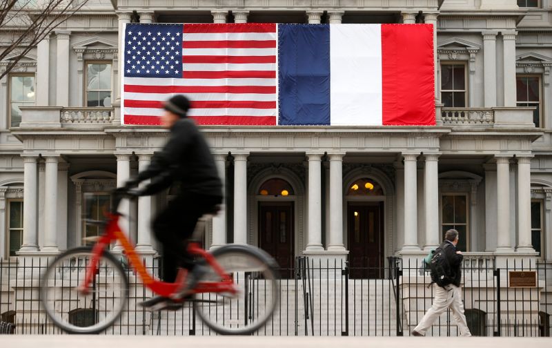 La France ne veut plus de "surenchère tarifaire" avec les USA, déclare Le Drian